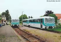 Der allein fahrende 771 041 nach Friedrichroda und 772 120 mit 972 720 nach Fr�ttst�dt begegnen sich im Mai 2001 in Waltershausen.