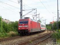 101 061-0 wird in K�rze mit ihrem Zug den Bahnhof Emden Hbf erreichen. 