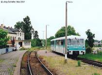 772 120 wartet im Mai 2001 in Waltershausen auf Gleis 2 auf den kreuzenden Gegenzug. Am linken Bildrand steht das Empfangsgeb�ude.

