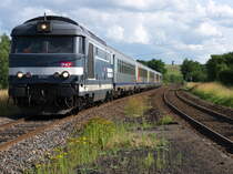 Im Tal der Saar - La val�e de la Sarre - SNCF BB 67 517 bringt den ersten Lok bespannten Abendzug aus Stra�burg nach Saargem�nd.
Nach passieren des Poste 43 durchf�hrt er gleich den Bahnhof Zetting.

Vielen Dank an den Lokf�hrer f�r das sch�ne Hupkonzert vom Poste 43 an bis durch den Bahnhof Zetting. Photo vom Bahnsteig in Zetting.

Bahnstrecke Sarreguemines - Kalhausen - Mommenheim am 06.07.2012