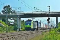 Re 485 006-1 am 14.07.2012 mit einer RoLa aus Novara (I) nach Freiburg. Hier ist die Rollende Landstra�e bei H�gelheim.