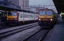 Am 9.8.1993 war die Umbruchphase im Triebwagenbereich der CFL in vollem Gang.
Die modernen Fahrzeuge der Reihe 2000 beherrschten zunehmdend den Nahverkehr.
Hier stehen zu abendlicher Stunde 2011 und 2005 im Hauptbahnhof in Luxembourg.