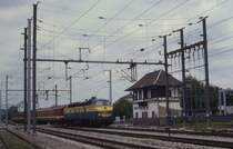 SNCB 5523 erreicht mit einem IR aus Belgien kommend am 9.8.1993 um 
13.28 Uhr den Luxemburger Bahnhof Mersch.