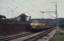 Am 9.8.1993 ist die belgische 5505 mit einem IR bei Troiverges in Luxemburg
nach L�ttich unterwegs. Um 11.07 Uhr begegnete sie mir an diesem Fotopunkt.