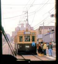 Die ältesten Strassenbahnwagen von Hiroshima - die Wagen aus Ôsaka, Serie 751: Wagen 762 unterwegs vom Hiroshima Hafen in die Stadt. (Aufnahme von der Sitzbank eines entgegenkommenden Wagens aus). 8.April 2008. 