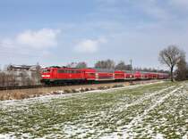 Die 111 027 mit einem RE nach Salzburg am 01.04.2013 unterwegs bei Haus.