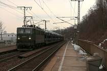 142 001-7 (MTEG) verl�sst am 02.04.13 mit einem langen Skoda-Zug den Bahnhof Dresden-Friedrichstadt und durchf�hrt den Haltepunkt Dresden-Cotta in Richung Cossebaude.