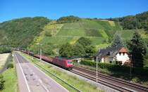 G�terverkehr im Tal der Saar - 
185 110-4 bringt einen gemischten G�terzug aus Richtung Trier. Hier strebt der Zug an Schoden - Ockfen vorbei saaraufw�rts Richtung Saarburg.

20 August 2011 Saarstrecke (KBS 685) - Bahnstrecke 3230 Saarbr�cken - Karthaus