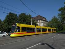 Tango mit der Betriebsnummer 166, noch ohne jegliche Werbung, steht vor der Lichtsignalanlage am Bahnhof SBB. Die Aufnahme stammt vom 07.09.2012.