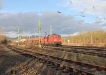 Keine besondere Lok aber ich fand, eine sch�ne Lichtstimmung: 151 037-9 mit gemischtem G�terzug in Fahrtrichtung S�den. Aufgenommen am 05.02.2013 in Eschwege West.