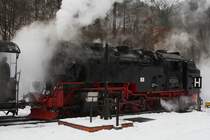 99 7245 vor dem Quedlinburger Brockenexpress am 26.01.2013 beim Wasserfassen im Bahnhof  Eisfelder Talm�hle . Nach Abschlu� des Vorganges wird sie ihre Fahrt in Richtung Drei Annen Hohne und Brocken fortsetzen.