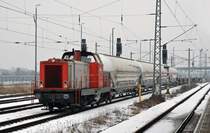 V 133 der Regiobahn Bitterfeld brachte am 29.03.13 fabrikneue Kohlestaub- und Kesselwagen nach Bitterfeld. 