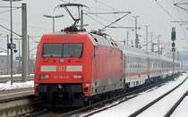 101 004 war am 29.03.13 als Schublok am IC 2356 eingeteilt. Hier verl�sst sie mit dem IC Bitterfeld Richtung Delitzsch.