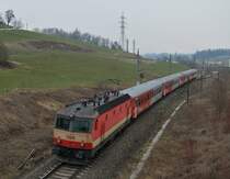 Bei Kremsm�nster war am 03.04.2013 die 1144 092
mit dem R 3968 zu sehen.
Leider waren beim Triebfahrzeug die falschen
Lichter aufgedreht.