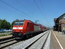 146 113-6 mit einem RE nach Freiburg (Breisgau) Hbf am 01.08.11 beim Halt in Orschweier.