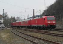 185 113-8 zieht am 02. April 2013 den Fuldaer Hilfszug in den Kronacher Bahnhof.