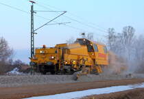Die Feiertage sind vorbei. Die Schotterprofiliermaschine der STRABAG beim Einsatz  am sp�ten Abend in Nassenheide Richtung Gr�neberg am 03.04.2013.
Hersteller: MATISA
NVR-Nr.: 99 80 9225 001-3 D-STRA