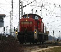296 042-5 von Railion rangiert in K�ln-Gremberg bei Wolken am Kalten 3.4.2013.