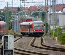 Alltag im Hauptbahnhof Saarbr�cken - 

Die Waschanlage von DB Regio in Saarbr�cken ist dauernd in Betrieb. Daher machen die Fahrzeuge im Regionalverkehr zum gro�en Teil einen properen Eindruck. 628 483 hat gerade die Waschanlage umfahren und f�hrt in Richtung Abstellung.

Rechts, dort wo die Waschanlage steht und die neuen grauen Geb�ude entstanden sind, dort war mal das alte  Dampf Bw  Saarbr�cken.

09.07.2012