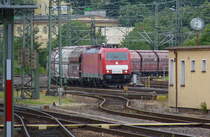Nur wenige G�terz�ge durchfahren den Saarbr�cker Hauptbahnhof - 

Einer davon ist einmal am Tag der Kalkzug aus Auersmacher nach Dillingen, hier mit E 186 336-4.

Die Saarstahl AG betreibt das letzte aktive Bergwerk im Saarland, die Kalkgrube in Auersmacher. Dort wird Kalk f�r die Eisenverh�ttung gewonnen.

Der Zug bef�hrt die Strecke Saargem�nd - Saarbr�cken (KBS 684) und dann weiter �ber die Saartalstrecke (KBS 685) nach Dillingen-Saar.

09.07.2012