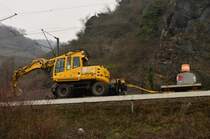 Das ist ein so genannter Langstreckenzweiwegebagger, der hat den Reservetank gleich immer bei sich.;-D Baustelle an der rechten Rheinstrecke zwischen Koblenz und R�desheim am Karfreitag den 29.3.2013