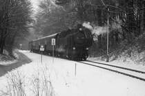 NLB 93.1420 am 31.M�rz 2013 betriebsbereit am Schlu� der Nebenfahrt SR 14571 von Waldm�hle nach Liesing (und dann weiter als SR 14572 nach Meidling) bei der ehemaligen Hst. Neum�hle.

