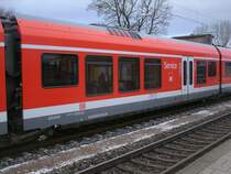 Der Mittelwagen 829 629,vom Flirt 429 026,in dem sich der Snackautomat befindet,am 04.Dezember 2012 beim Halt in Bergen/R�gen.