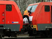 Verbindung herstellen. Ein Tf tauscht am 03.04.2013 in Gremberg die Kabelverbindung zwischen 189 044-1 und 189 023-5 aus.