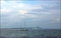 Die Øresundbrücke von der Seite Dänemarks aus gesehen. Die Züge fahren in der unteren Ebene innerhalb des Fachwerkträgers. 

26.08.2006 (M)