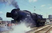 Die CFL verf�gt zwar nur �ber eine gro�e Dampflok, aber diese Maschine
stellt wirklich was dar und ist zudem nach meinem Wissen ein betriebsf�higes
Einzelst�ck in Europa. Die CFL 5515 war hier am 7.9.1996 wieder mal im
Einsatz und rangiert im luxemburgischen Hauptbahnhof.