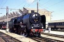 Am 7.9.1996 haben 01118 und 011066 gemeinsam einen schweren Sonderzug aus
Deutschland nach Luxembourg gebracht. Hier im Hauptbahnhof endete der Zug.
l0118 verl��t gerade als erste Zuglok den Sonderzug und f�hrt Richtung Depot.