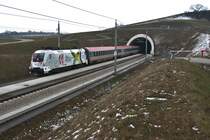 1116 130  frontrunner , hier mit REX 1942 bei der Ausfahrt aus dem Reiserbergtunnel zwischen Tullnerfeld und St. P�lten, am 03.04.2013.