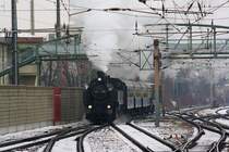 NLB 93.1420 am 31.M�rz 2013 mit dem SR 14573 bei der Einfahrt in den Bf. Liesing.