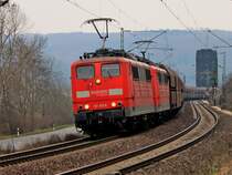 Mit einem langen Erzzug am Haken fahren 151 165-8 und 151 071-8 auf der rechten Rheinstrecke (KBS 465) bei Erpel Richtung S�den. 