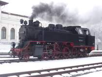 99 2323-6 wartet an einem tr�ben Gr�ndonnerstag vor dem Doberaner Bahnhof. Kurz darauf wird die Weiche gestellt und die O&K-Lok kann sich vor ihre Feierabendleistung nach K�hlungsborn West setzen.
Bad Doberan, Gr�ndonnerstag 2013.