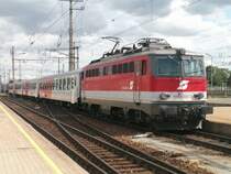 1142 587-3 bei der Einfahrt in Wien-H�tteldorf, 14.8.2006
