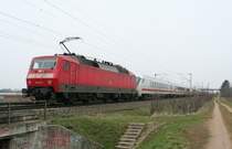 120 123-5 zusammen mit 120 137-5 am anderen Ende des Zuges als IC 2900 am 27.03.13 bei H�gelheim.