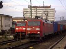 152 110-3 + 152 091-5 stehen gemeinsam am 03.12.2011 in W�rzburg.