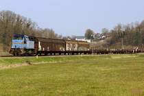 SWEG V103 mit ihrem G�terzug von Breisach nach Freiburg am Riegeler Michaelsberg. Kurz darauf schloss sich die Wolkendecke und die Sonne war weg. Aufgenommen am 04.04.2013
