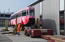 Am 4. April 2013 wurde der B 1322 auf einem Nebengleis beim Depot H�slimatt, das an eine �ffentlich zug�ngliche Strasse grenzt und nicht abgesperrt ist verladen. Er Kommt nach Stuttgart ins Schweine Museum. Die Aufnahme stammt vom 04.04.2013.