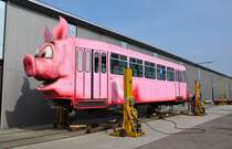Am 4. April 2013 wurde der B 1322 auf einem Nebengleis beim Depot H�slimatt, das an eine �ffentlich zug�ngliche Strasse grenzt und nicht abgesperrt ist verladen. Er Kommt nach Stuttgart ins Schweine Museum. Die Aufnahme stammt vom 04.04.2013.