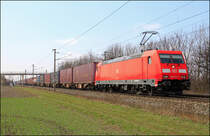 185.217 fuhr am 04.04.13 mit Containerzug von Ebenfurth kommend Richtung Wampersdorf.