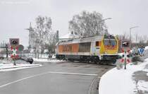 LOCON401 (92 80 1264 005-0 D-DKW) am 09.02.2013 in Neumarkt/Opf. auf einem Bahn�bergang zum Anschlussgleis von Max-B�gl
