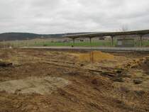 Die Fl�che der ehemaligen Rangiergleise und der modernisierte Bahnsteig, am 11.03.2012 in Laucha.