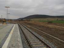 Die Fl�che der ehemaligen Bahnsteiggleise der Finnebahn und der modernisierte Bahnsteig 1 der Unstrutbahn, am 11.03.2012 in Laucha.