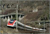 Ich bin schon �fters �ber die Gotthardbahn gefahren, doch die wirkliche Faszination er�ffnete sich mir erst, als ich zu Fuss unterwegs war und in der Biaschina mir die Z�ge um den Kopf fuhren. 
Der ICN 10017 Z�rich - Lugano hat den 1547 m langen Travispiraltunnel verlassen und neigt sich nun s�dw�rts.
3. April 2013