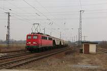 Mit einem leeren Getreidezug ist 140 070-4 der EBM Cargo GmbH am 03.04.13 bei R�derau unterwegs.