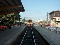 DRC 1137 als Excursion Train nach Nam Tok und Hua Hin am 11.01.2013 in Nakhon Pathom. Der Zug h�lt dort etwa 20 min zur Besichtigung eines Tempels.