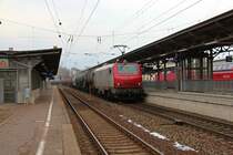 E37 531 von Akiem ist am Nachmittag des 03.04.13 f�r die Bespannung eines Kesselzuges zust�ndig. Hier konnte die Alstom Prima in Riesa abgelichtet werden.