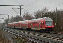 Nachschu� auf einen von 111 158-4 gezogenen RE4 Zug nach Aachen, der hier gerade durch Korschenbroich f�hrt.10.3.2013